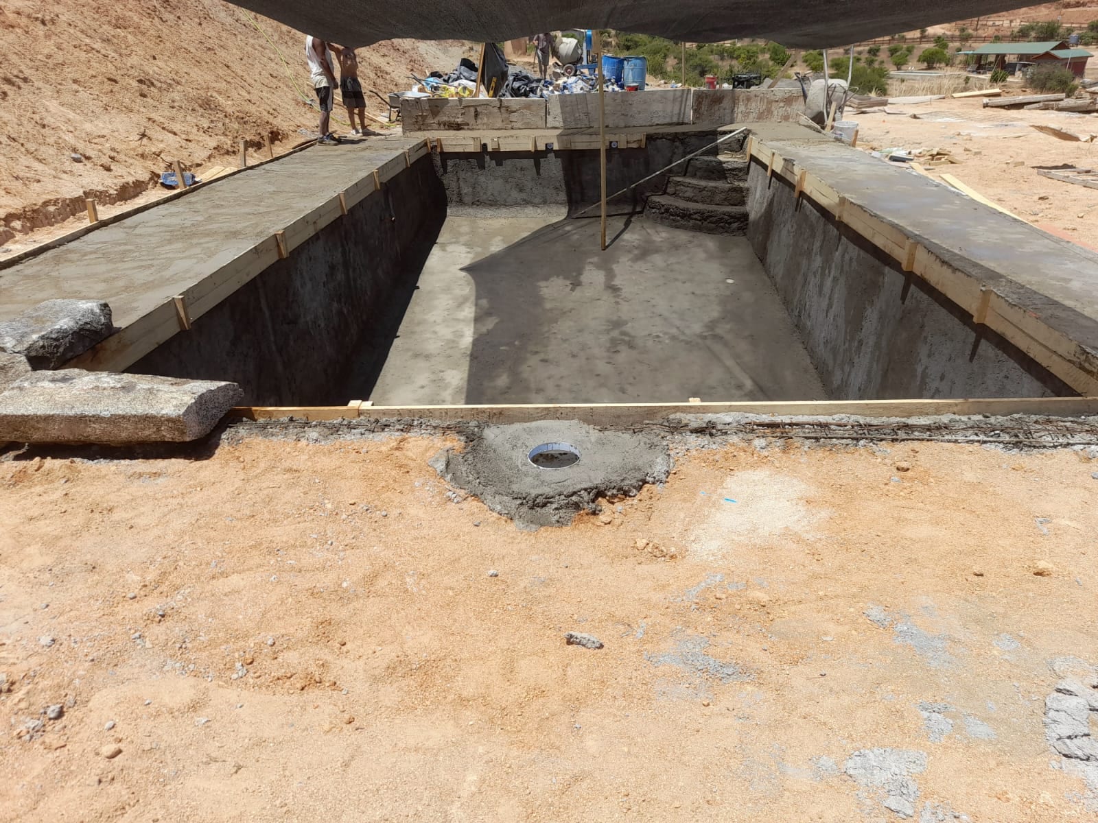 Estructura de hormigón armado de una piscina en construcción