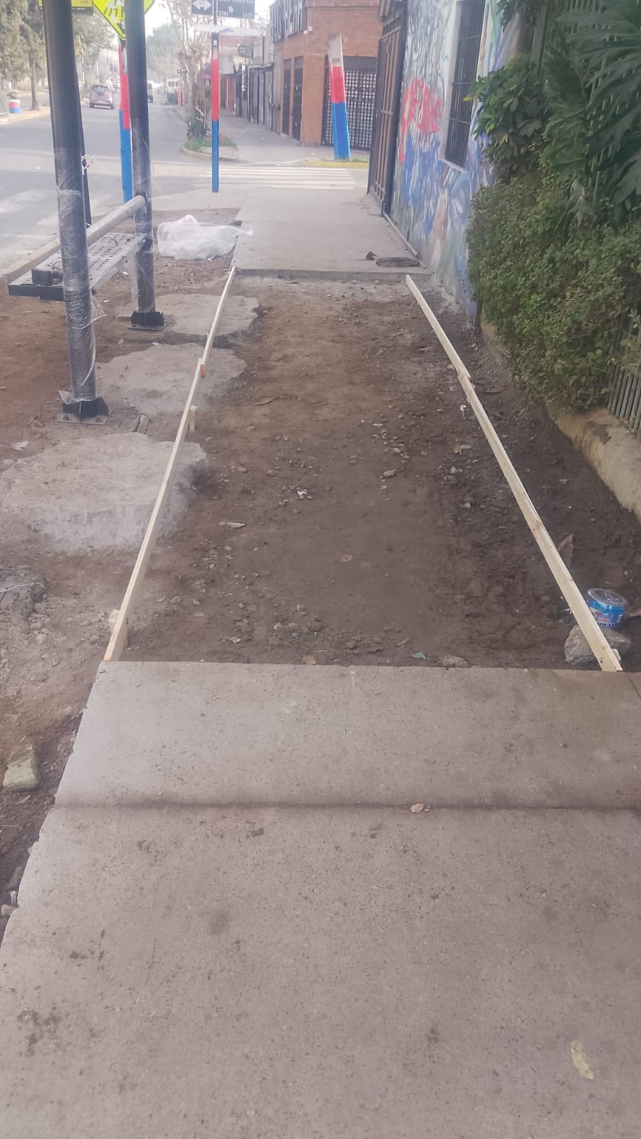 Obra de infraestructura vial: moldaje para vereda de hormigón junto a un paradero