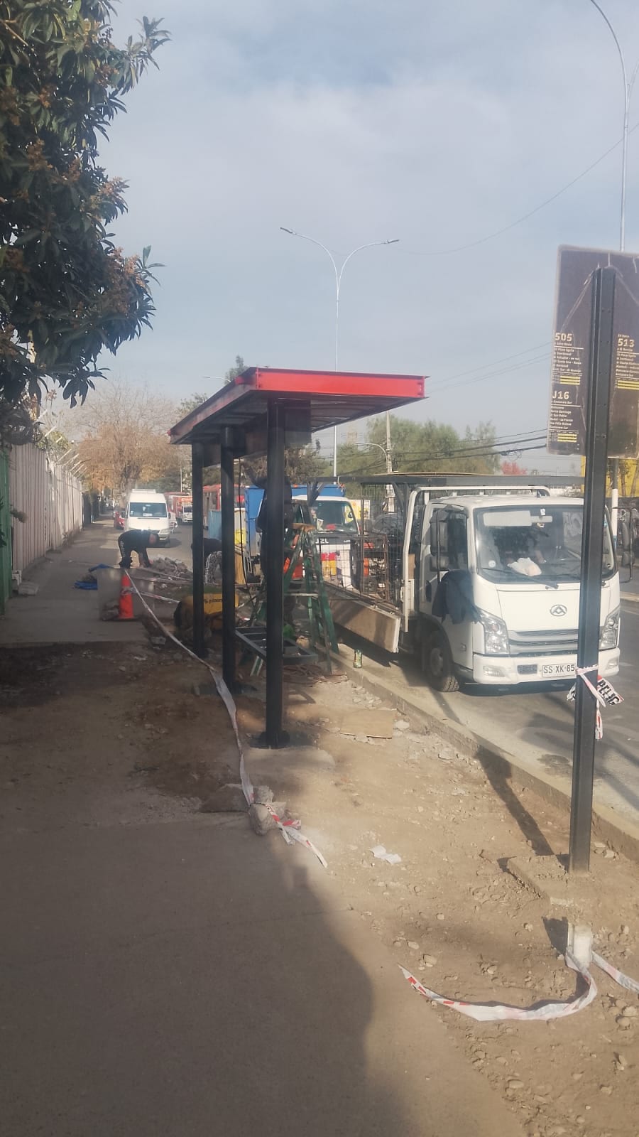 Equipo de Constructora LTC instalando la estructura de un paradero de Transantiago en obra